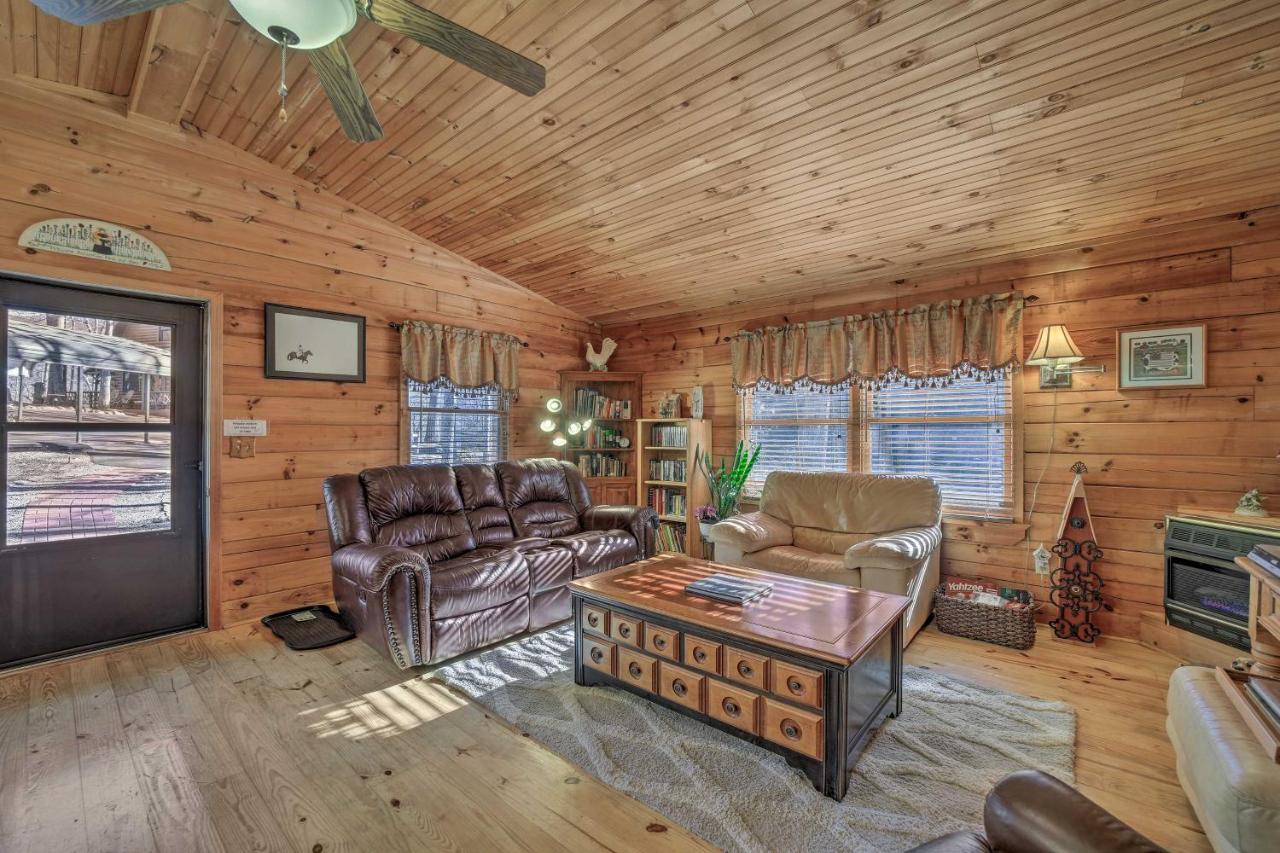 Franklin Cabin With Porch Near Hiking And Waterfalls! Bagian luar foto