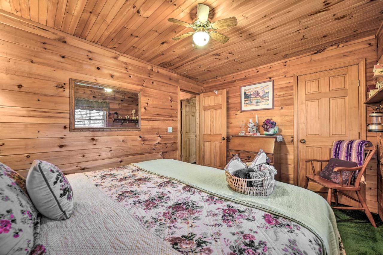 Franklin Cabin With Porch Near Hiking And Waterfalls! Bagian luar foto
